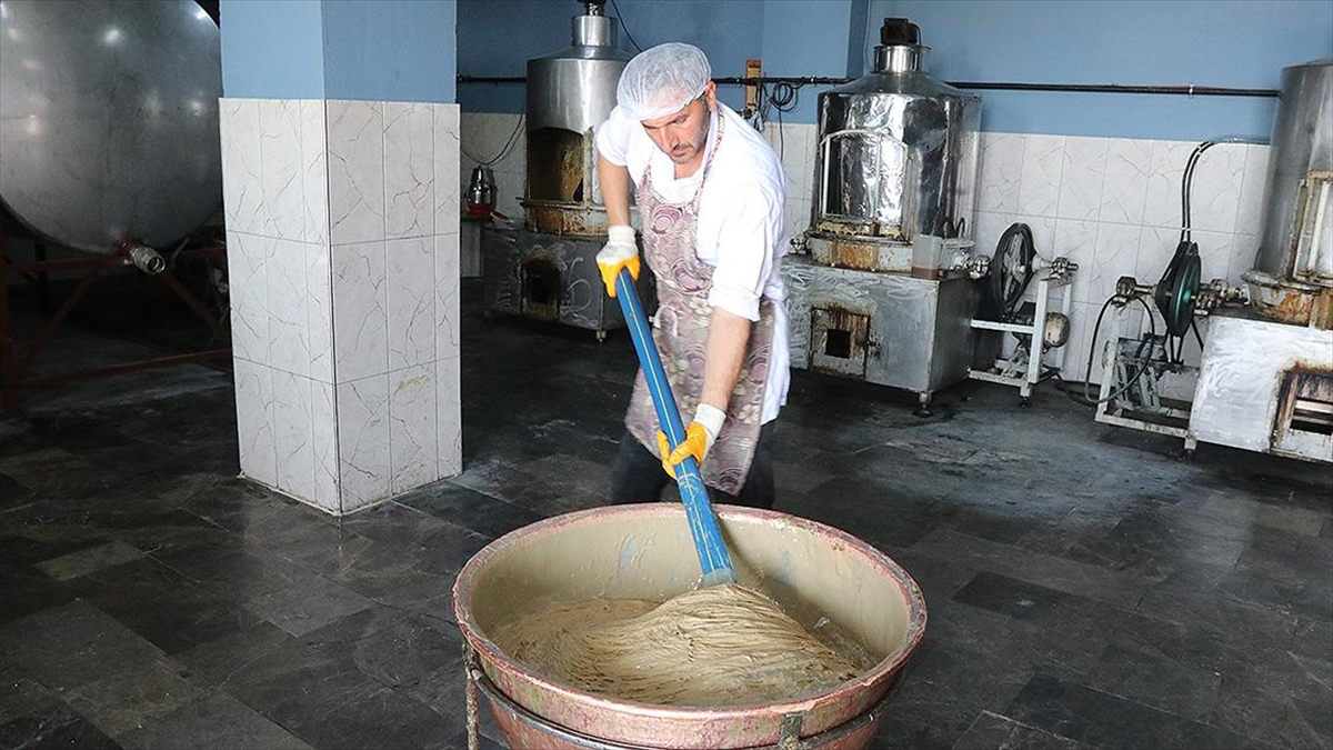 Coğrafi İşaretli Ermenek Helvasını Üç Kuşaktır Gelecek Nesillere Aktarıyorlar