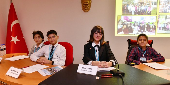 ÇOCUK MECLİSİ ÜYELERİ MAZBATALARINI MANSUR YAVAŞ’TAN ALDI