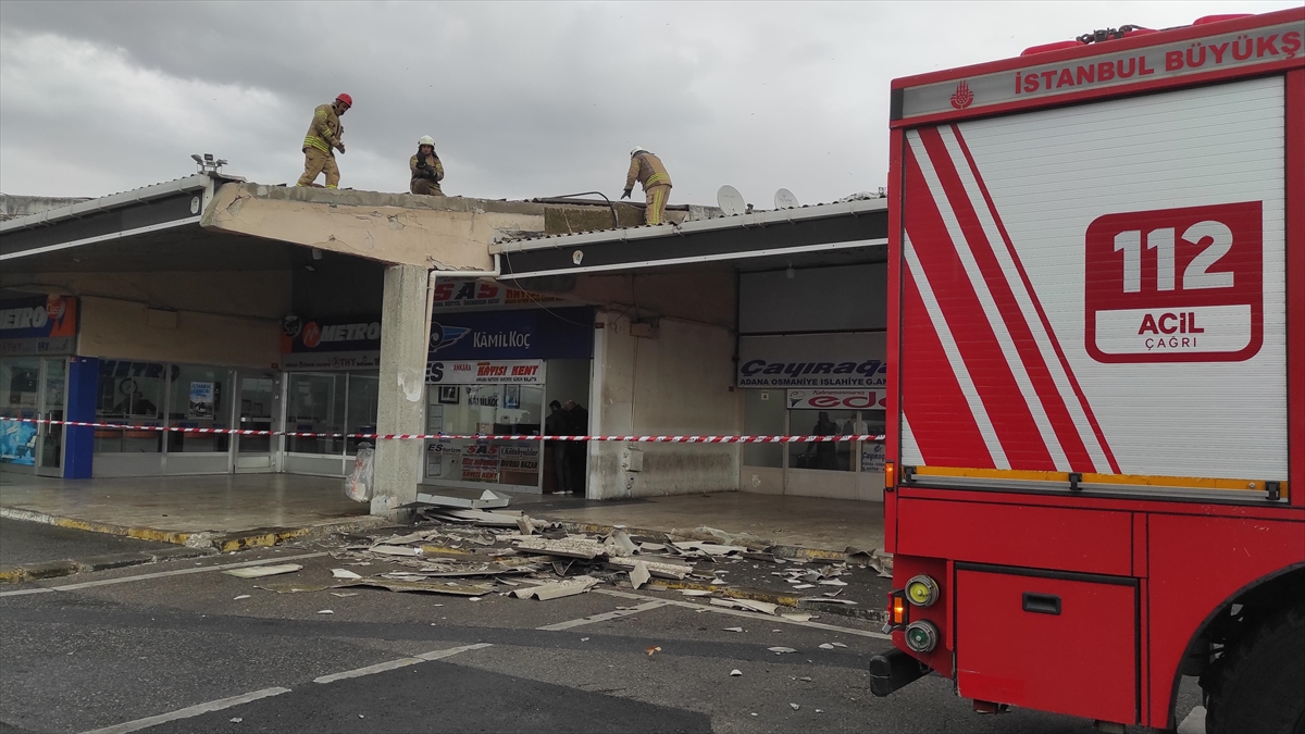 Kuvvetli Rüzgar Harem Otogarı'nın Çatısının Bir Kısmını Yerinden Söktü