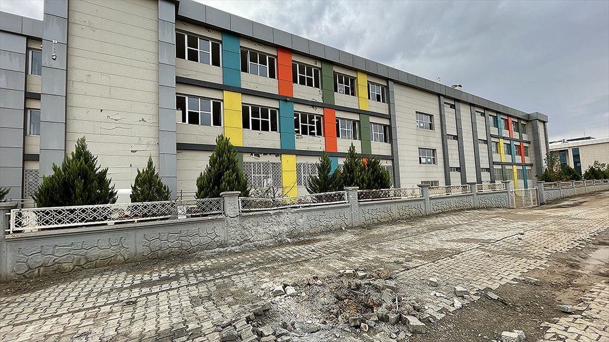 Teröristlerin Saldırısında Hasar Gören Okulun Etrafındaki Enkaz Kaldırıldı