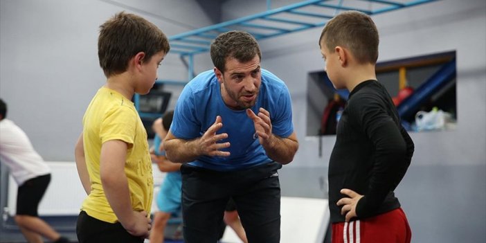 Minderde Rakip Tanımayan Şampiyon Öğretmen, Öğrencilerini Spora Yönlendiriyor