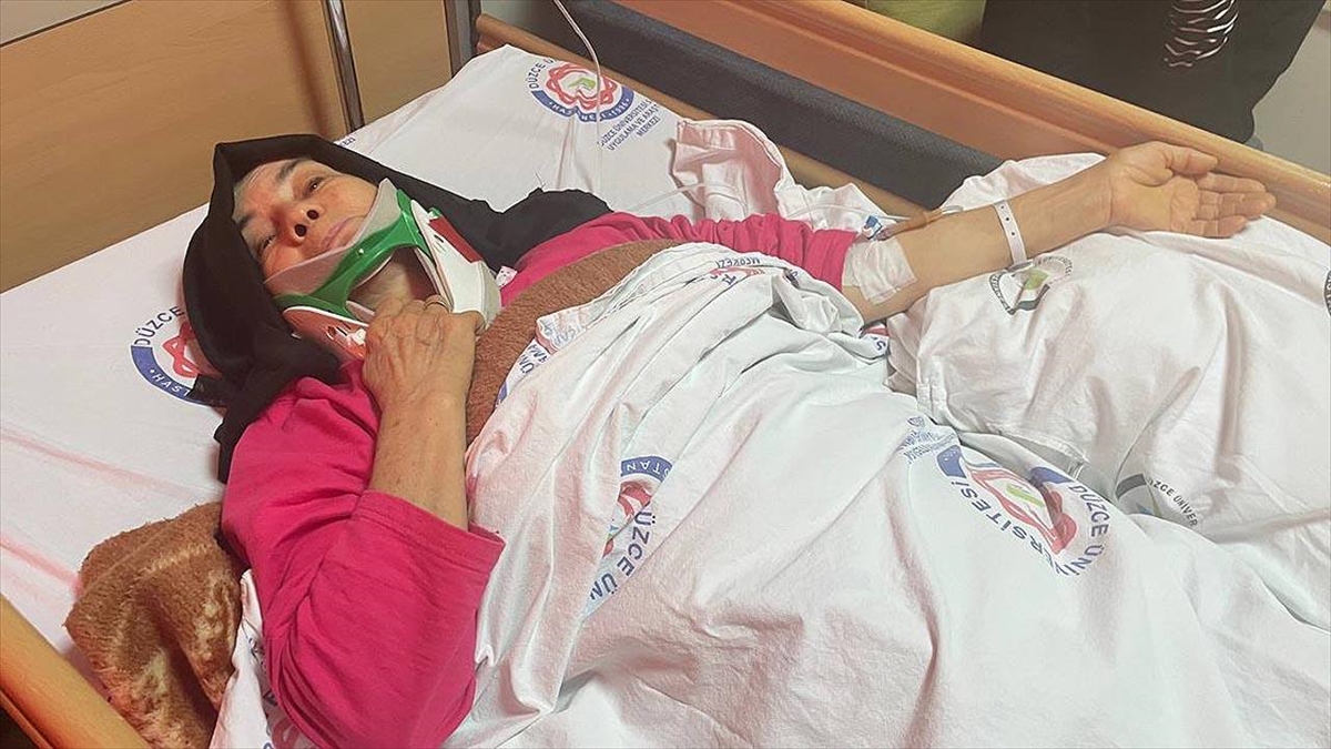 Düzce'deki Depremde Yaralanan 68 Yaşındaki Ayşe Kırca: Çok Büyük Korku Yaşadım