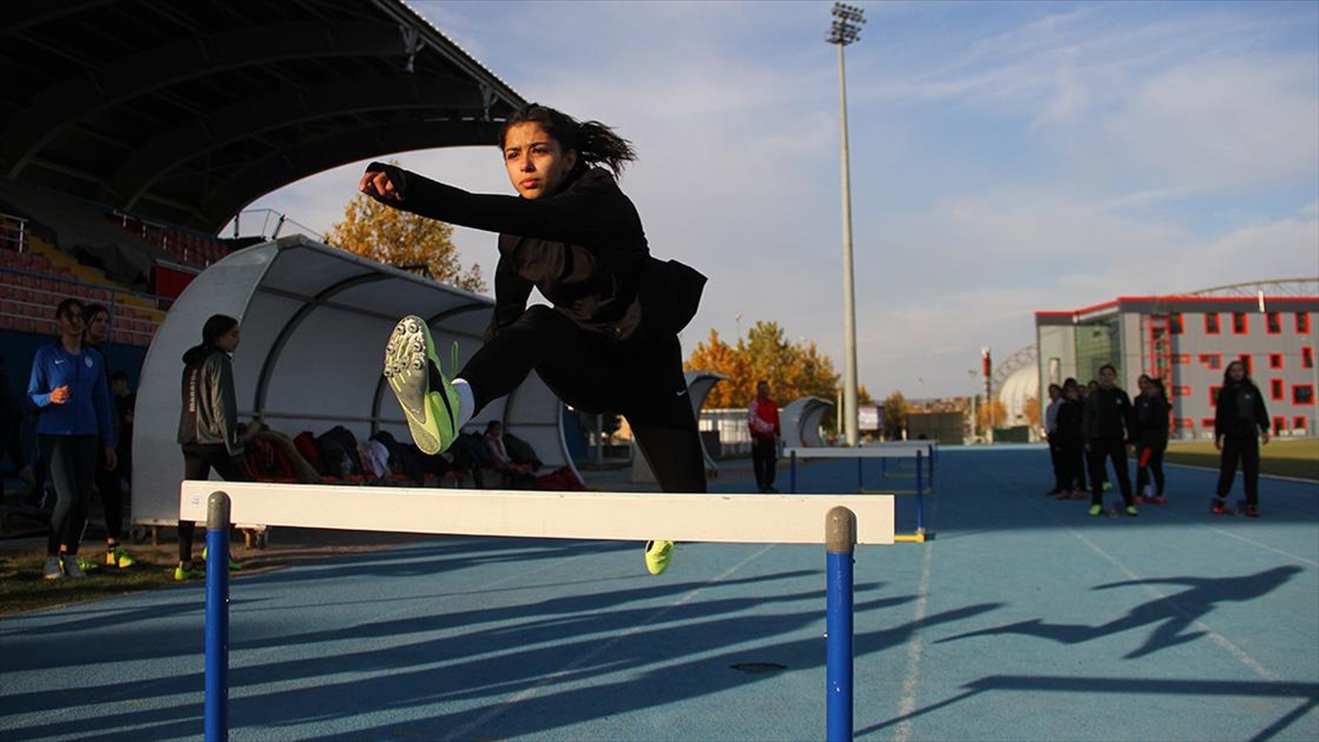 Öğretmen Cemal Koşmaz, Öğrencilerini Şampiyonluklara Koşturuyor