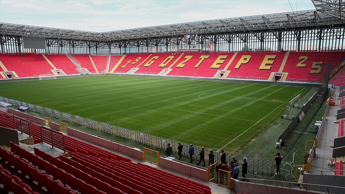 Gürsel Aksel Stadı'nda "Efsane Tur" Başlıyor