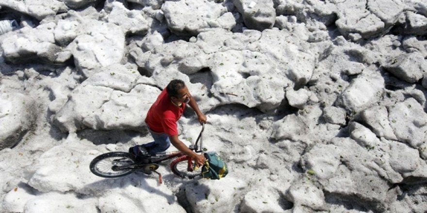Meksika'da Dolu Yağan Bir Şehir 1,5 Metre Yükseklikte Buzla Kaplandı