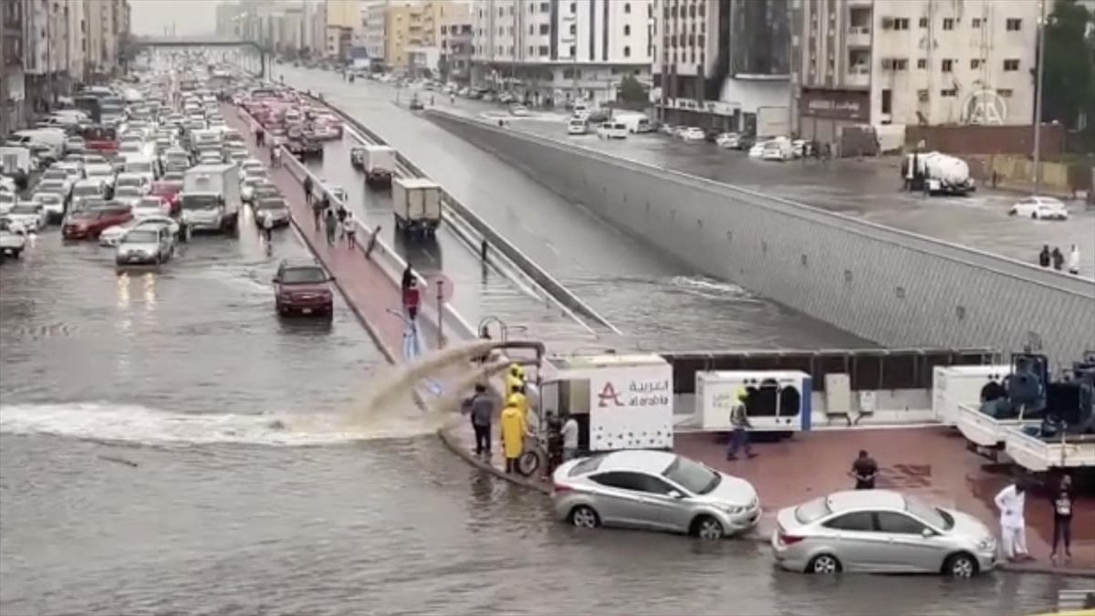 Suudi Arabistan'ın Cidde Kentinde Şiddetli Yağışlar Nedeniyle Eğitim Ve Uçuşlar Askıya Alındı