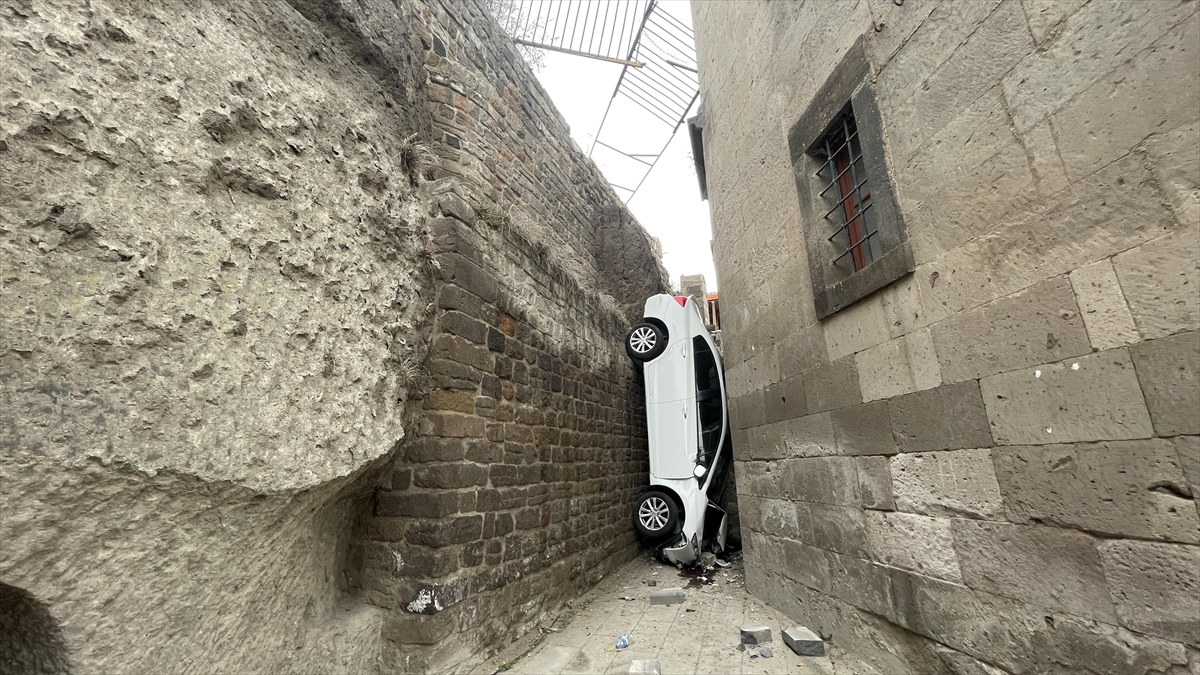 Cami İle İstinat Duvarı Arasına Düşen Otomobildeki 2'si Öğretmen 3 Kişi Yaralandı