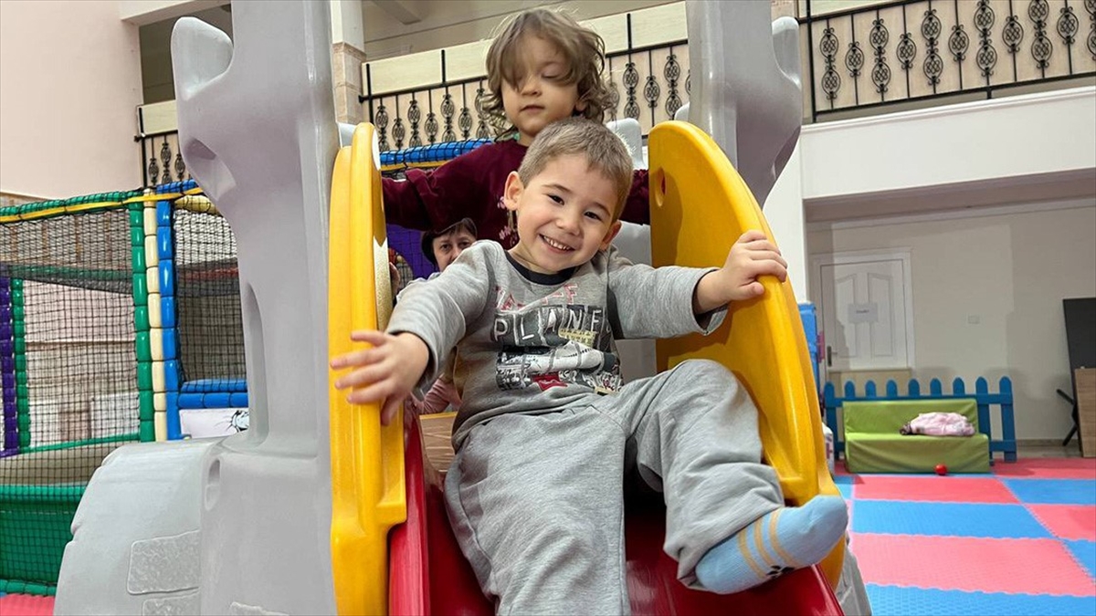 Lider Eşleri Diplomasisiyle 34 Yetim Çocuk Ukrayna'dan Türkiye'ye Getirildi