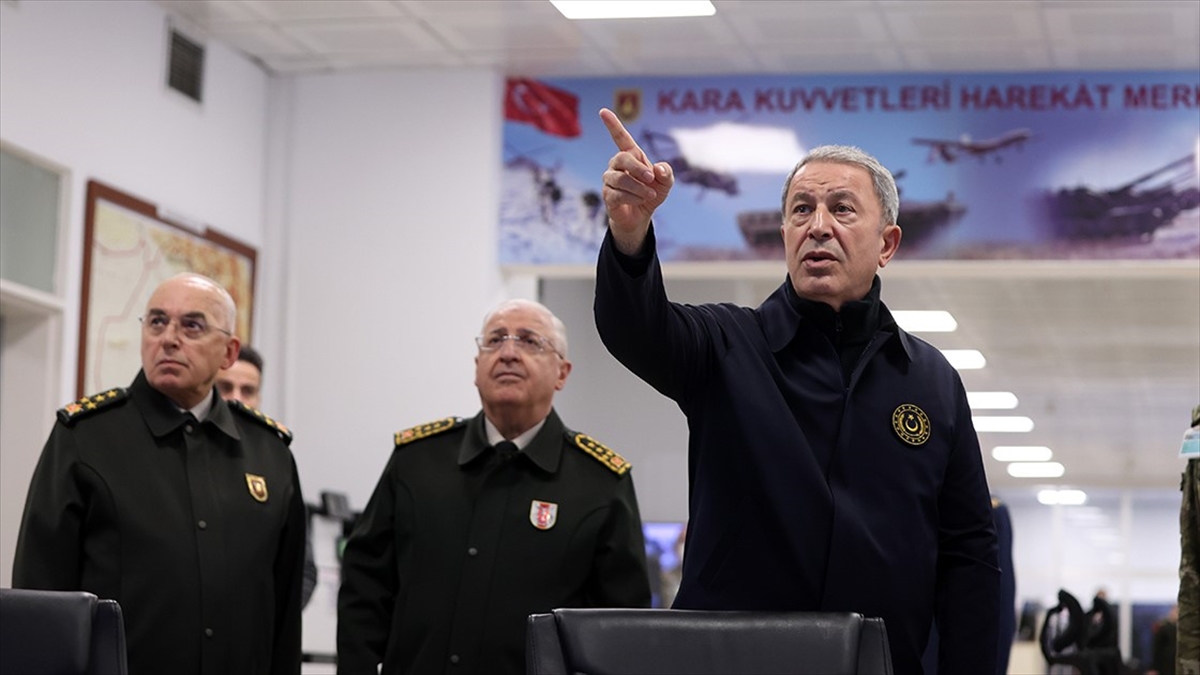 Bakan Akar, TSK Komuta Kademesi İle Kara Kuvvetleri Harekat Merkezi'nde