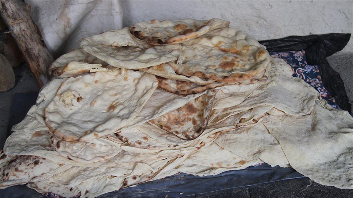 Erzincan Kırsalında Kadınların Tandırda Kışlık Ekmek Mesaisi