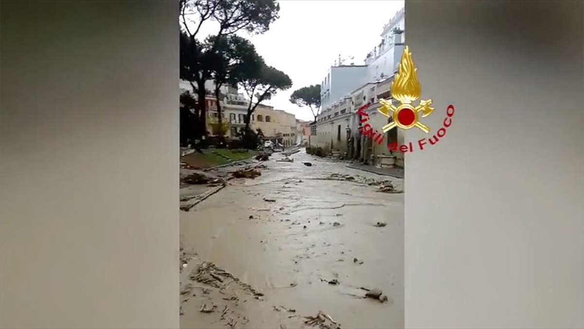 İtalya'nın Ischia Adası'nda Meydana Gelen Heyelanda 8 Kişi Öldü