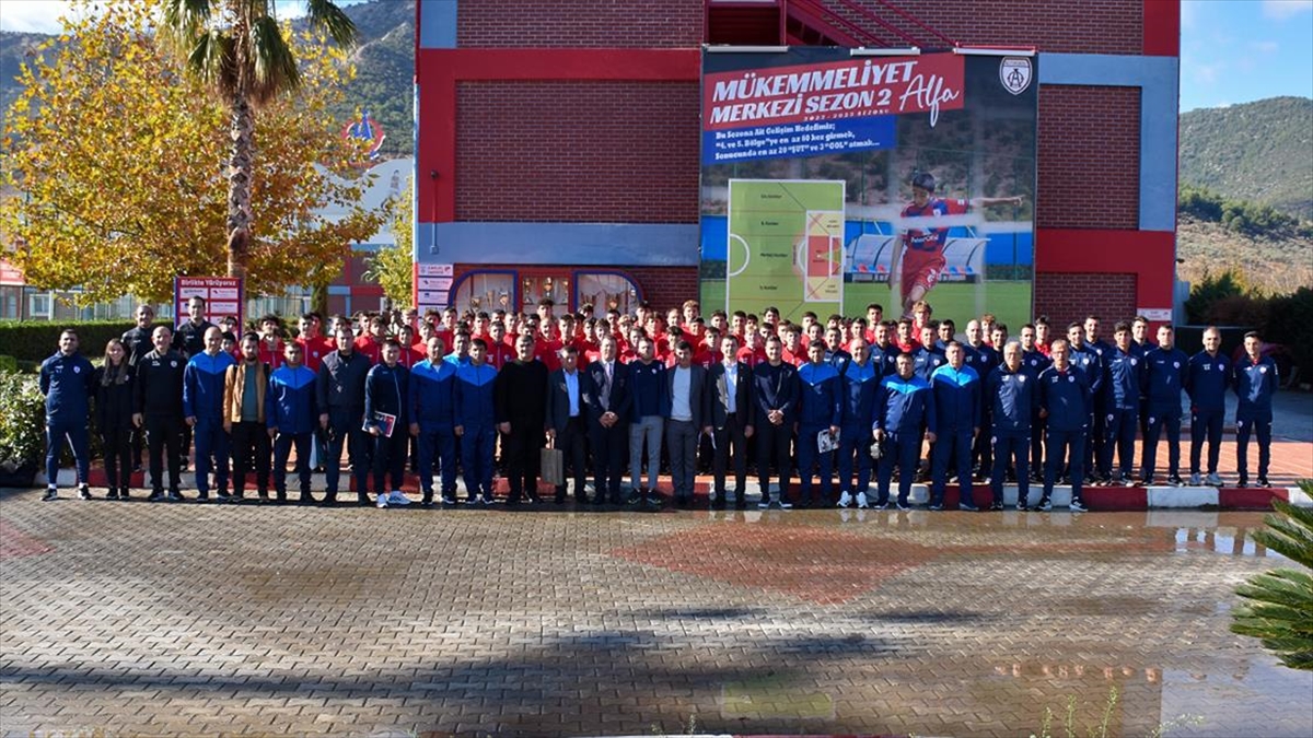 Özbekistan Futbol Federasyonu Yetkilileri Altınordu Tesislerini Gezdi