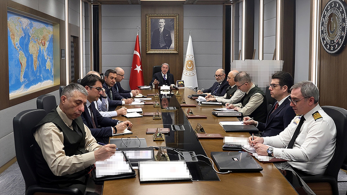 Akar, TSK Komuta Kademesi Ve Birlik Komutanlarıyla Videokonferansla Görüştü