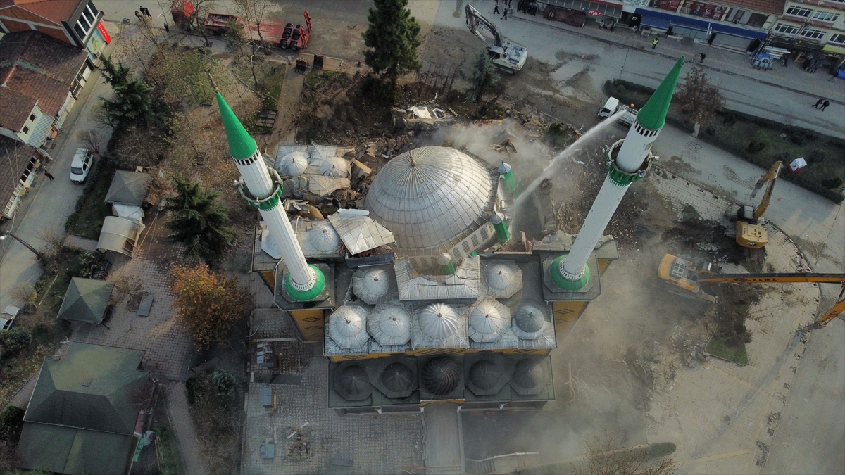 Düzce'de Depremde Ağır Hasar Gören Cami Yıkıldı