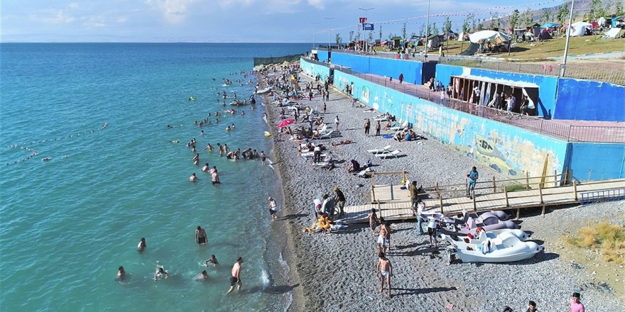 Sıcaktan Bunalanların Tercihi Van Gölü Sahilleri
