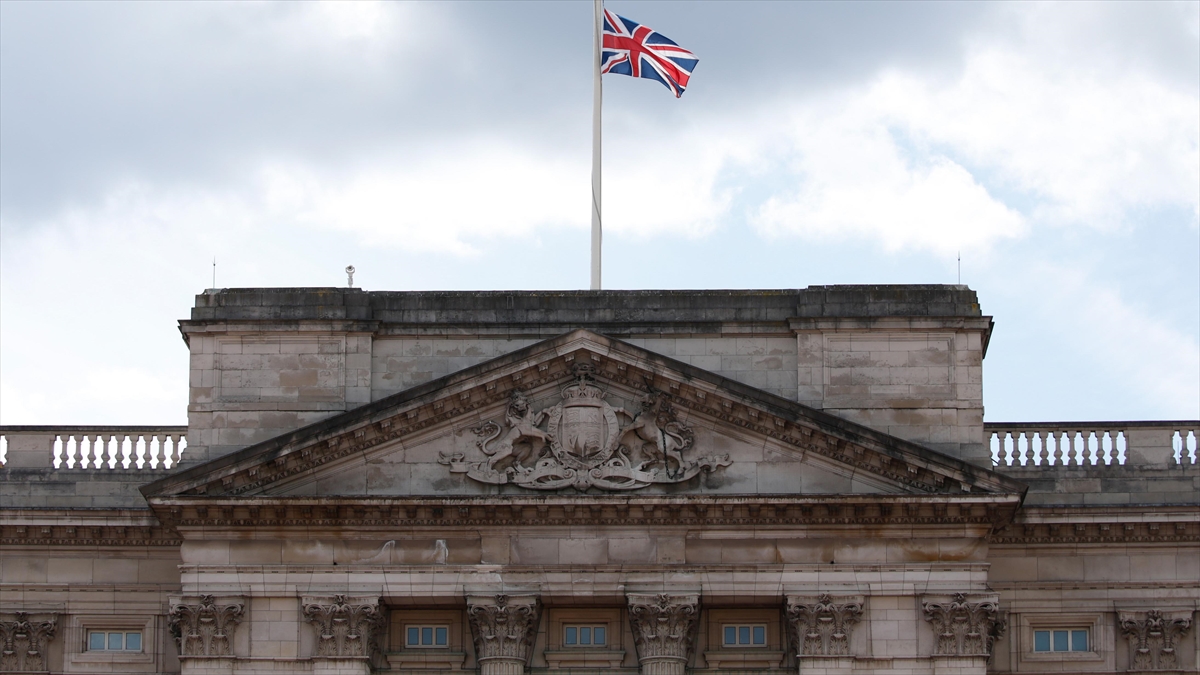 Prens William'ın Vaftiz Annesi, Irkçı Yorumları Sonrası Görevinden İstifa Etti