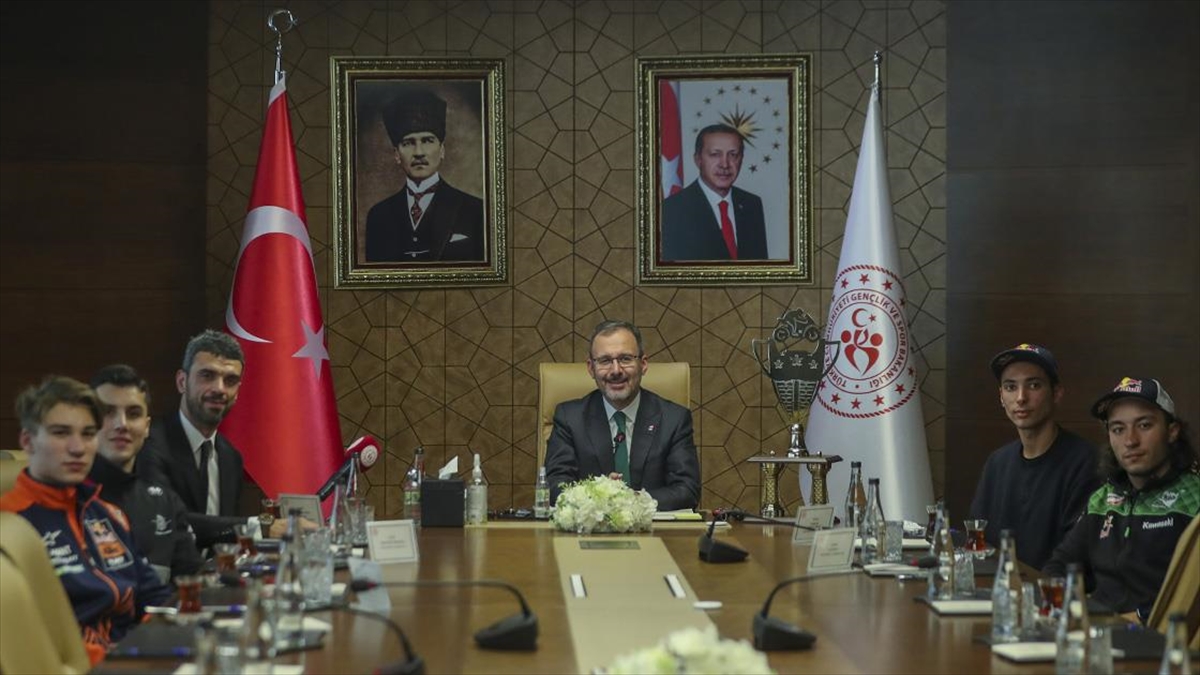 Gençlik Ve Spor Bakanı Kasapoğlu, Milli Motosikletçileri Kabul Etti