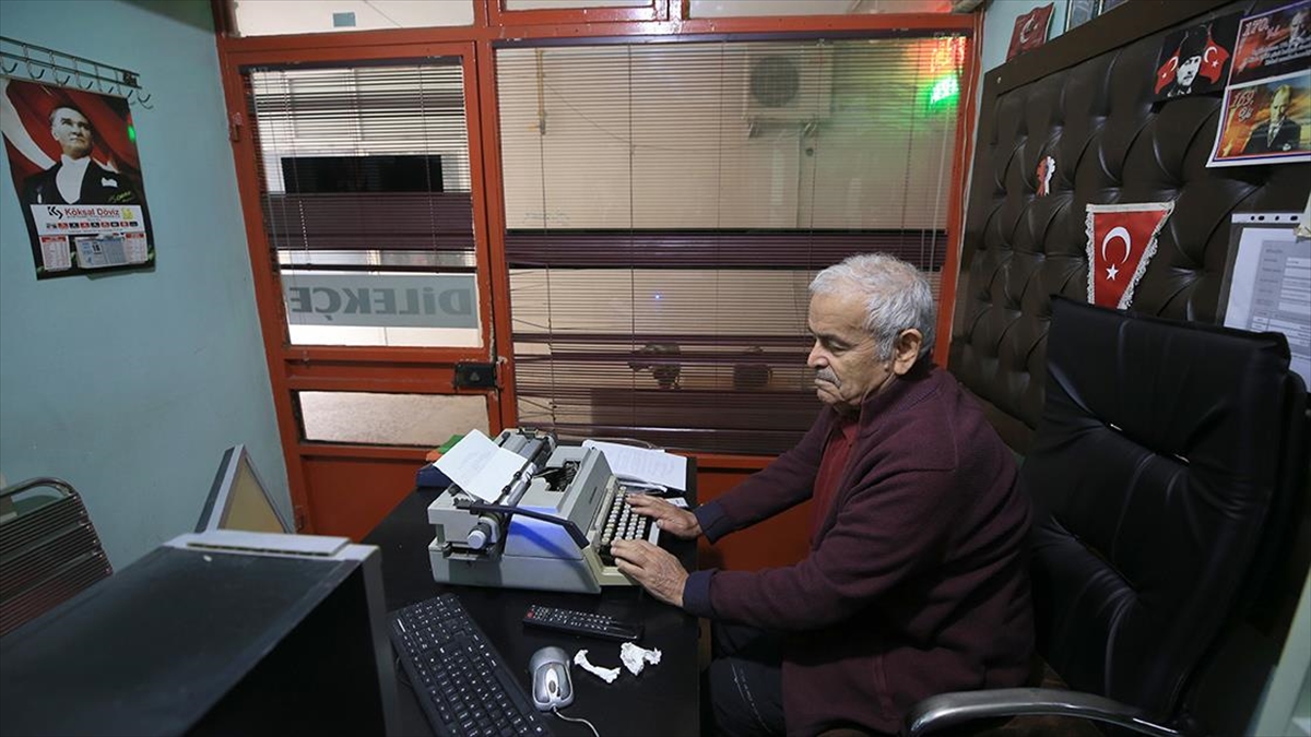 Emekli Polis Memuru 32 Yıldır Vatandaşın "Arzuhalini" Kağıda Döküyor