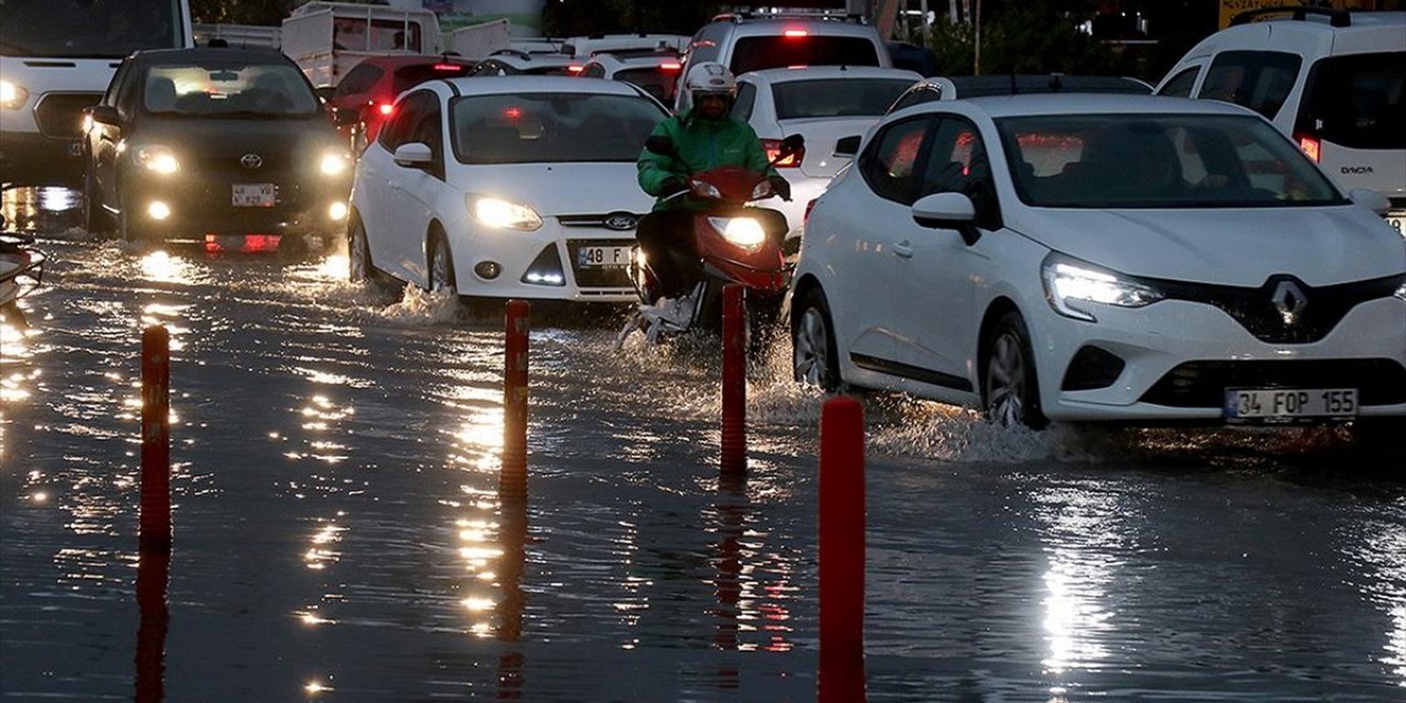 Muğla'da Etkili Olan Sağanak Hayatı Olumsuz Etkiledi