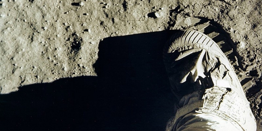 Ay'a Ayak Basılan Anın Görüntüleri Açık Artırmaya Çıkıyor