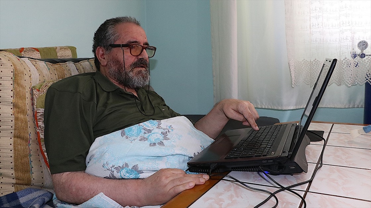 Tek Parmağıyla Tuşlara Dokunup Kitap Yazıyor