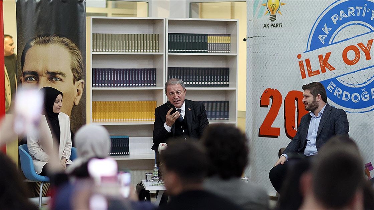 Gençler İstedi, Bakan Akar Cumhurbaşkanı Erdoğan'ı Telefonla Aradı