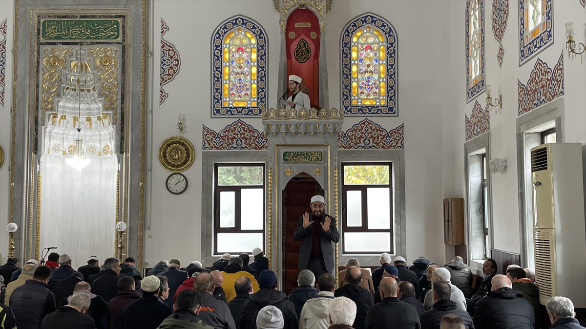 İmam Hutbesini Müezzin İşaret Diliyle Anlatıyor