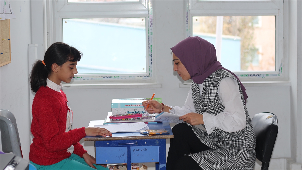 Konuşma Güçlüğü Çeken Zihinsel Engelli Melek, 15 Ayda Okuma Yazma Öğrendi