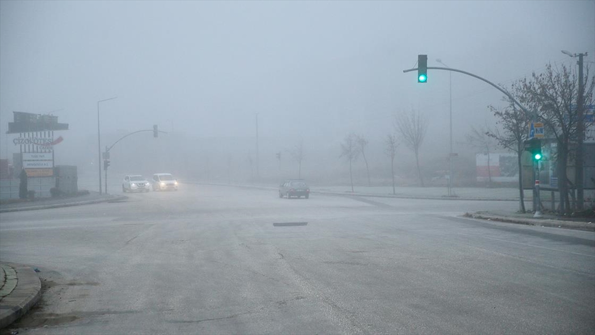 Eskişehir'de Yoğun Sis, Görüş Mesafesini Düşürüyor