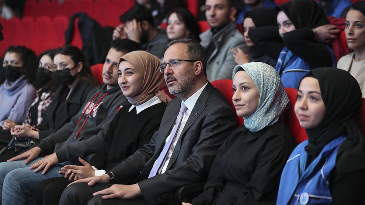 Bakan Kasapoğlu, Dünya Gönüllüler Günü Programı'nda Gençlerle Buluştu