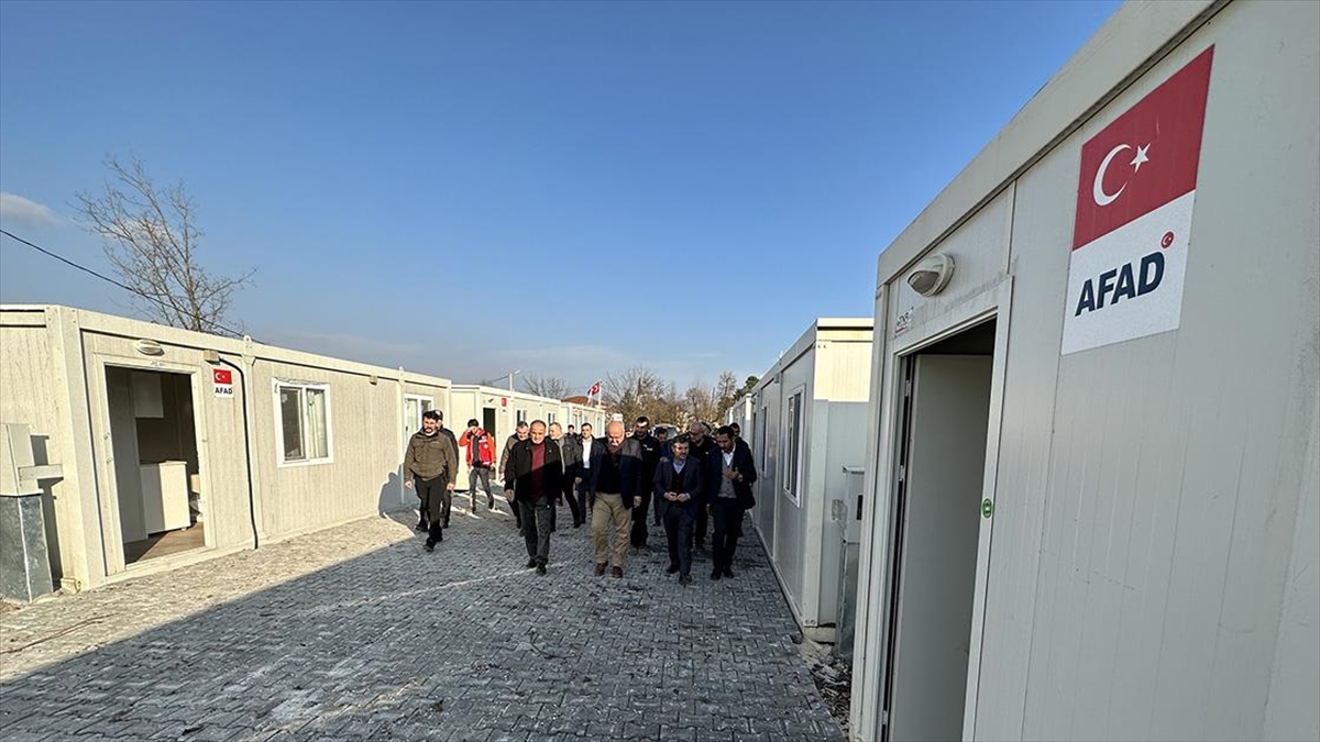 Düzce'de Depremzedeler İçin Konteyner Kurulumu Sürüyor