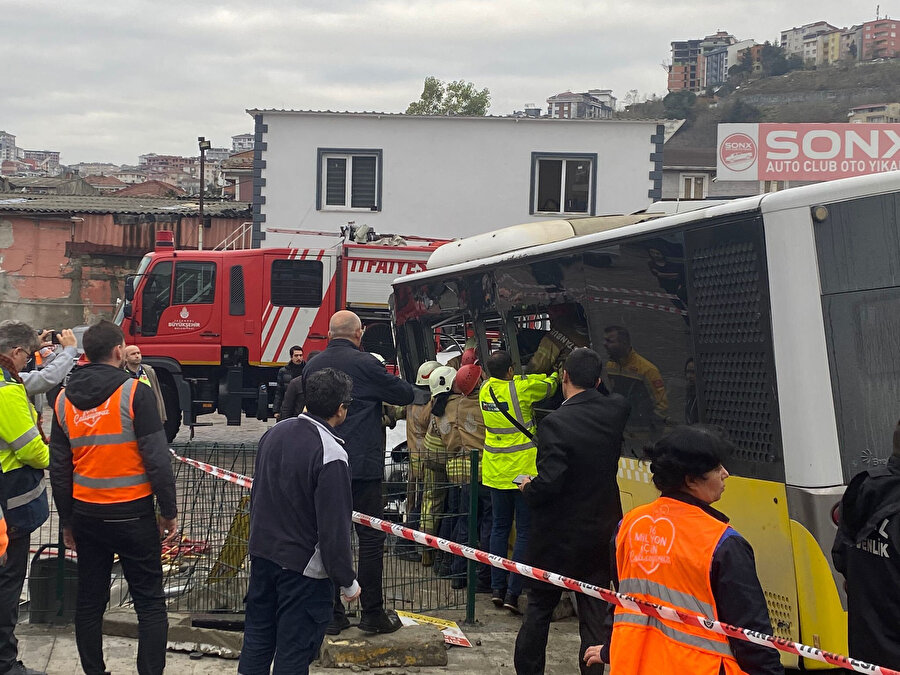 Alibeyköy'de tramvay ile İETT otobüsü çarpıştı