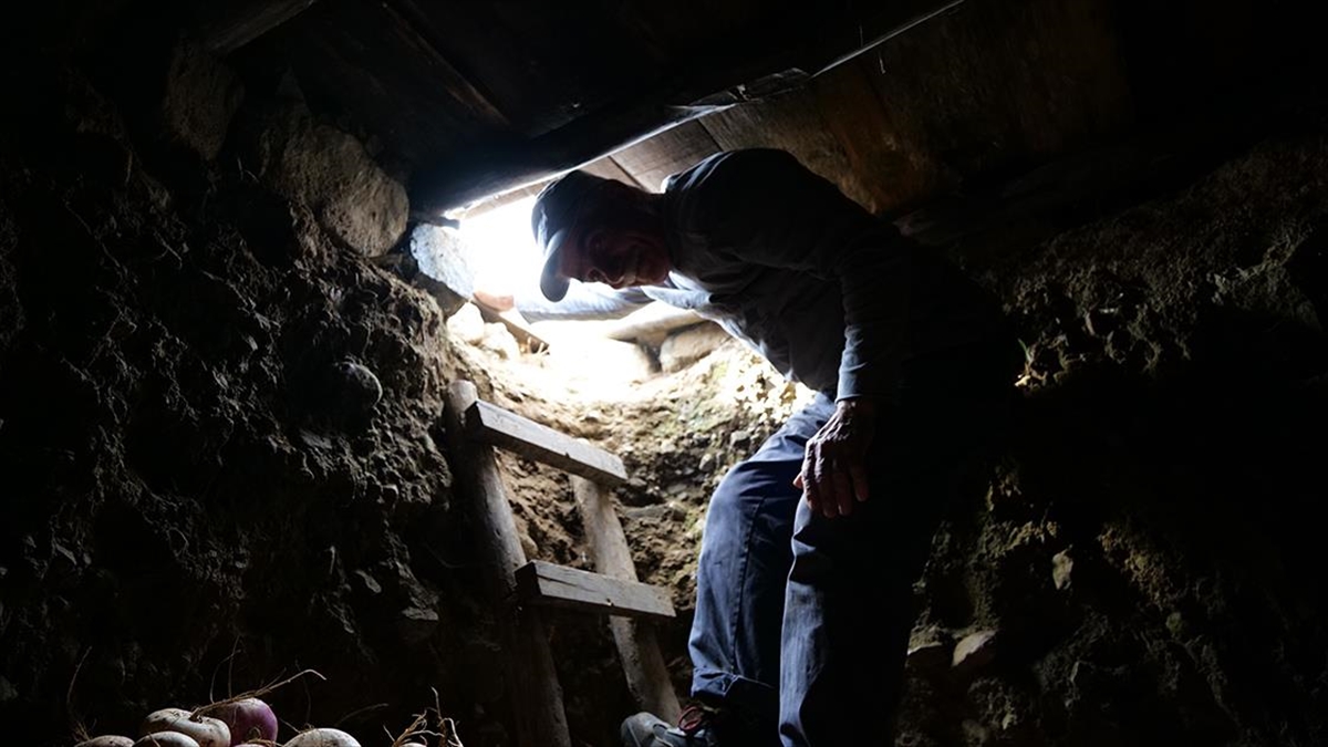 Evinin Önünde Kazdığı Kuyuyu Doğal Buzdolabı Olarak Kullanıyor