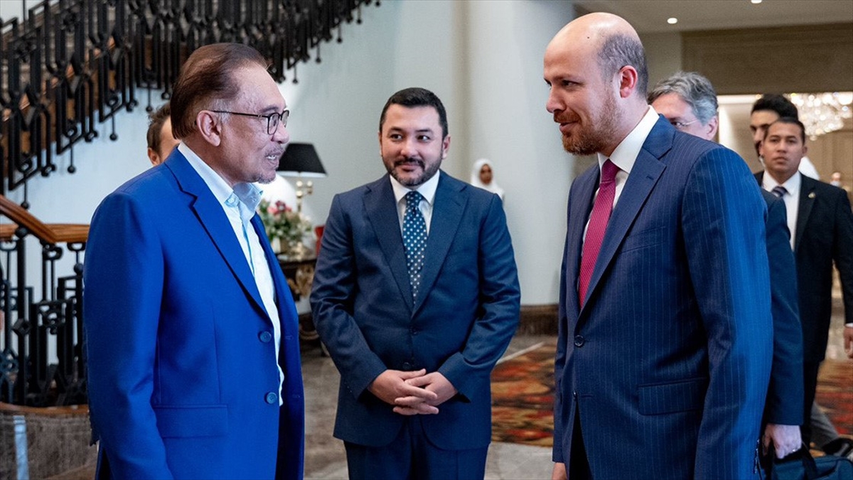 Malezya Başbakanı Enver İbrahim, Dünya Etnospor Konfederasyonu Başkanı Bilal Erdoğan'ı Kabul Etti