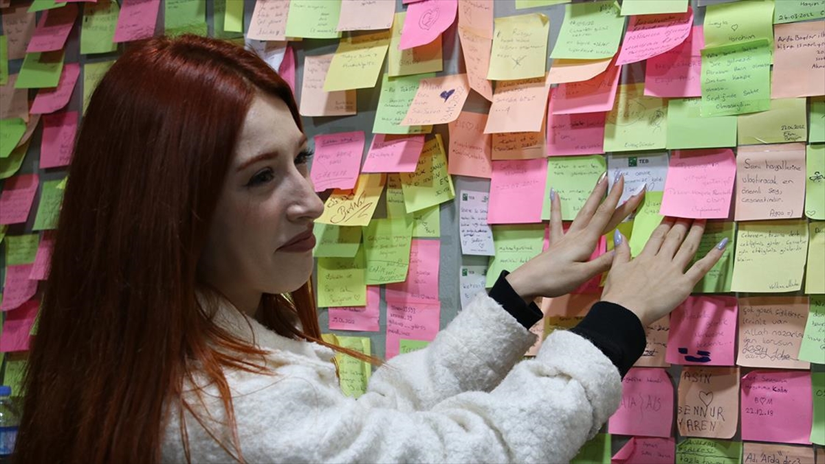 İş Yerinin Duvarlarını Müşterilerinin Yazdığı Yüzlerce Not Süslüyor