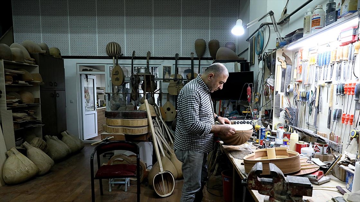 Üniversitede Akademisyen Atölyede Enstrüman Ustası