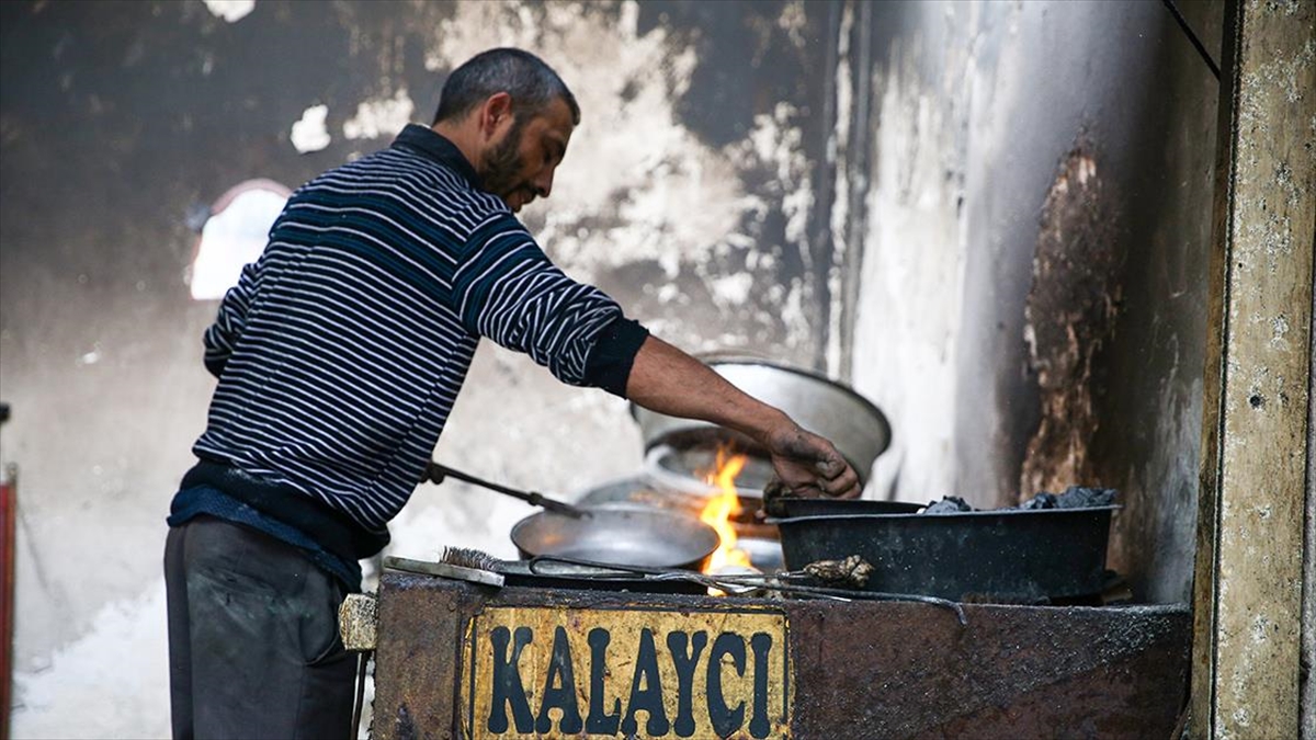 Yaşar Usta, Dede Mesleği Kalaycılığı Yaşatmaya Çalışıyor