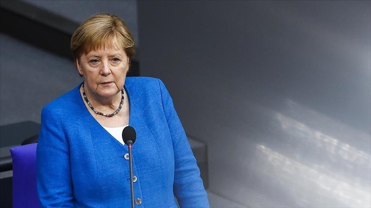 Angela Merkel, Almanya Silahlı Kuvvetleri'ni Daha İyi Silahlarla Donatmadığı Konusunda Öz Eleştiride Bulundu
