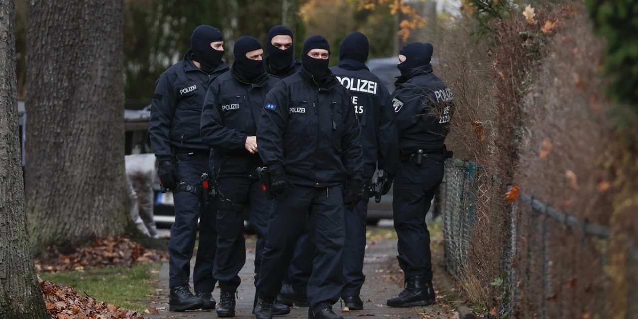Almanya'da Silahlı Darbe Planlamakla Suçlanan 8 Kişi Tutuklandı