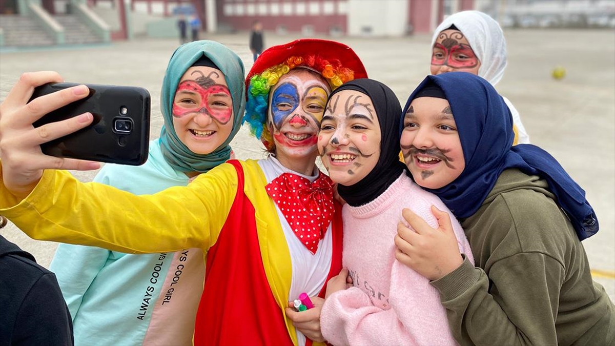 Düzce'de Gönüllü Gençler Depremzede Çocukları Yalnız Bırakmıyor