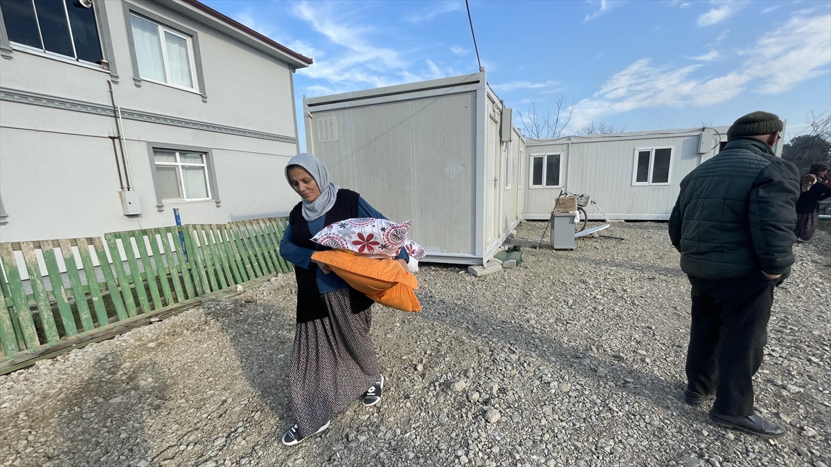 Düzce'de Depremzedeler Konteynerlere Yerleşiyor