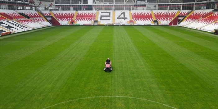 İyi Zeminde Futbol Oynanması İçin Çimleri 32 Yıldır Maçlara Hazırlıyor