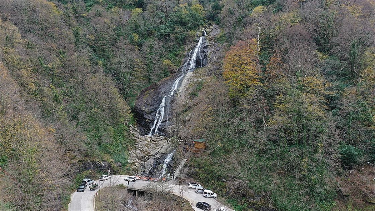 Karacaören Şelalesi Aralık Ayında Sonbahar Renklerinin İçinde Kayalardan Dökülüyor