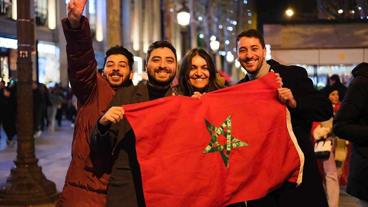 Avrupa'daki Faslılar, Ülkelerinin Dünya Kupası'nda Yarı Finale Yükselmesini Kutluyor