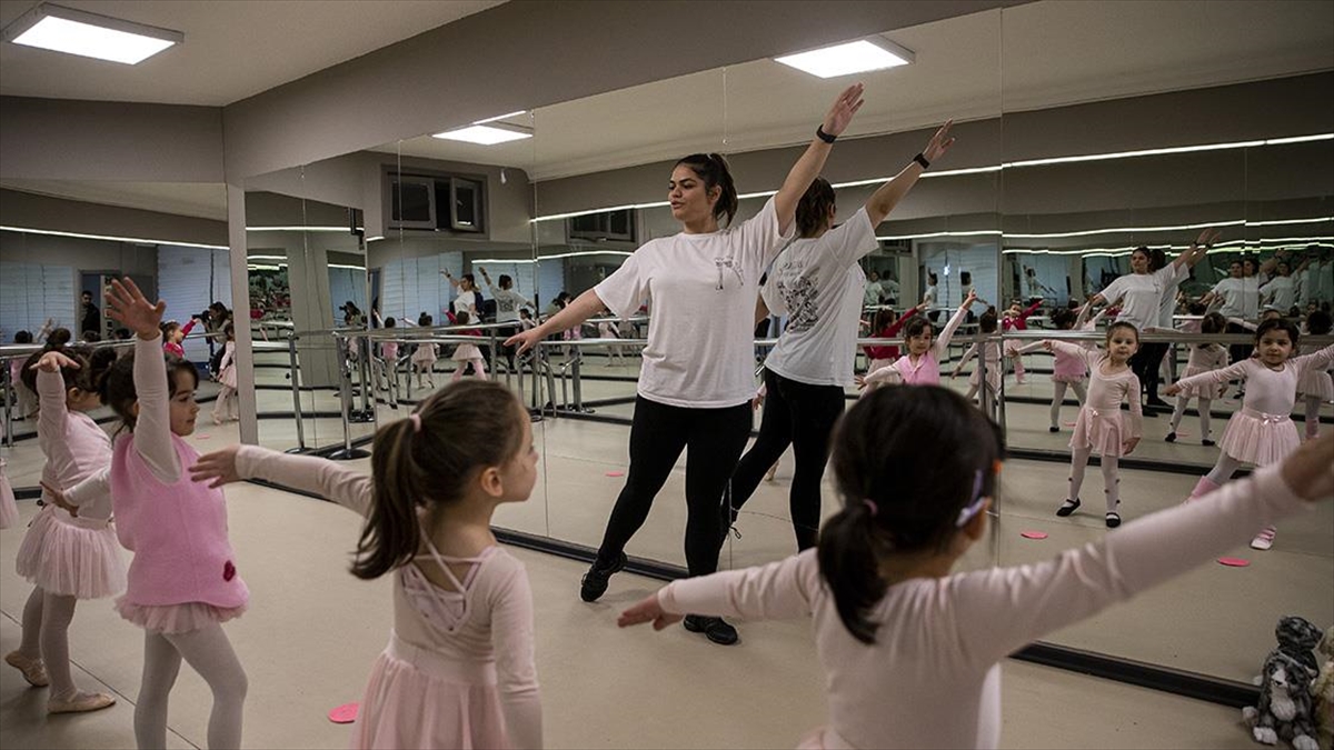 Kırmızı Işıkta Geçen Sürücünün Çarptığı Bale Eğitmeni 11 Ay Sonra Yeniden Ayağa Kalktı