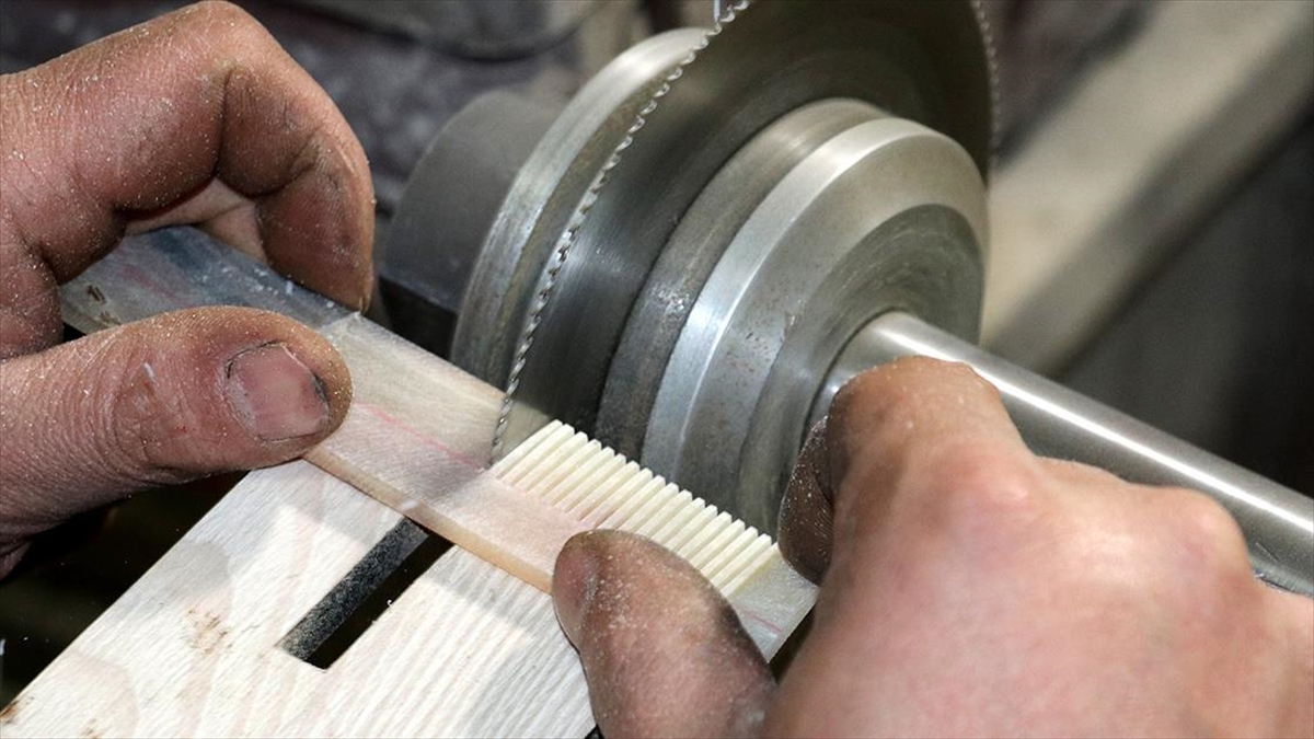 Kemik Tarakçılığını 30 Metrekarelik Atölyesinde Yaşatmaya Çalışıyor