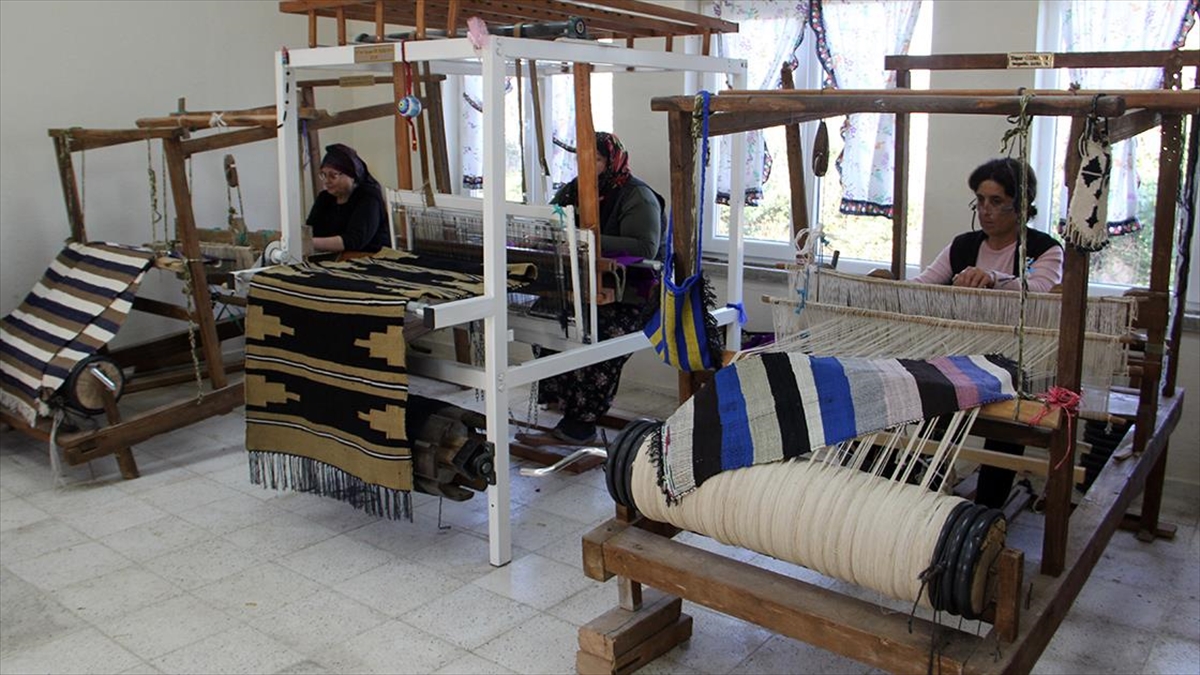 Eskiden Çocuklarının Eğitim Gördüğü Binada Kilim Dokumayı Öğreniyorlar