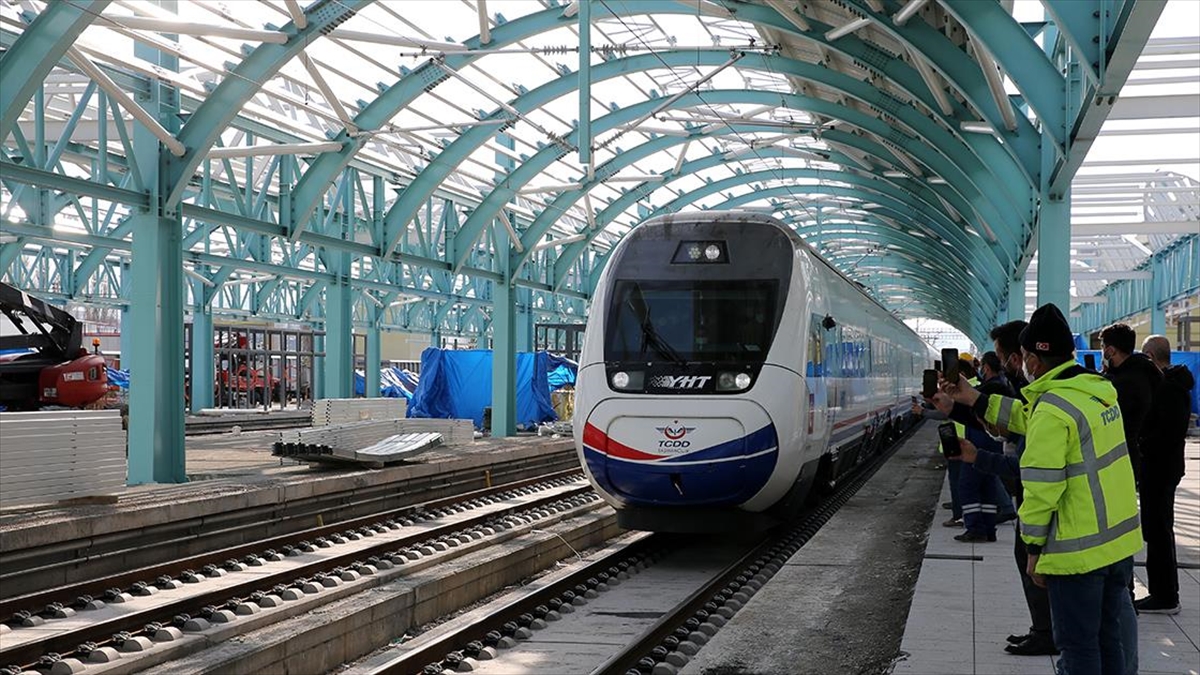 Gelecek Yıl Ulaştırma Yatırımlarının Yüzde 64'ü Demir Yoluna Yapılacak