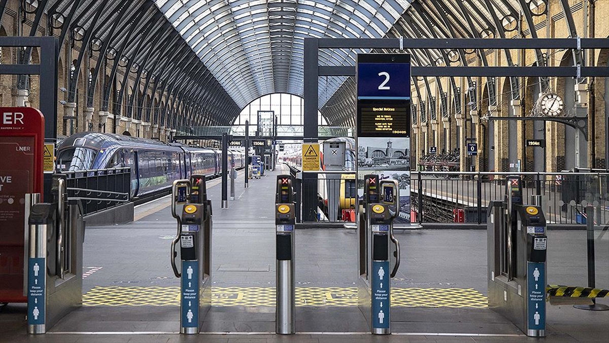 İngiltere'de 40 Bin Demir Yolu Çalışanı 2 Günlük Greve Gitti