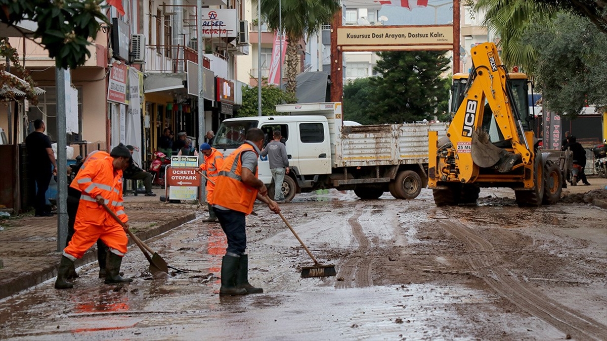 Aile Ve Sosyal Hizmetler Bakanlığından Antalya'da Selden Etkilenenlere Destek